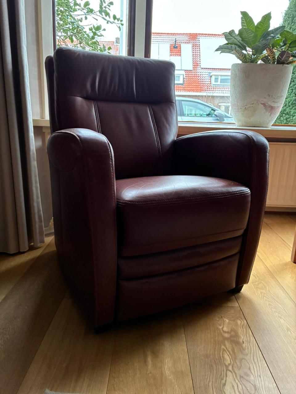 Bank leer in perfecte staat met één zetel