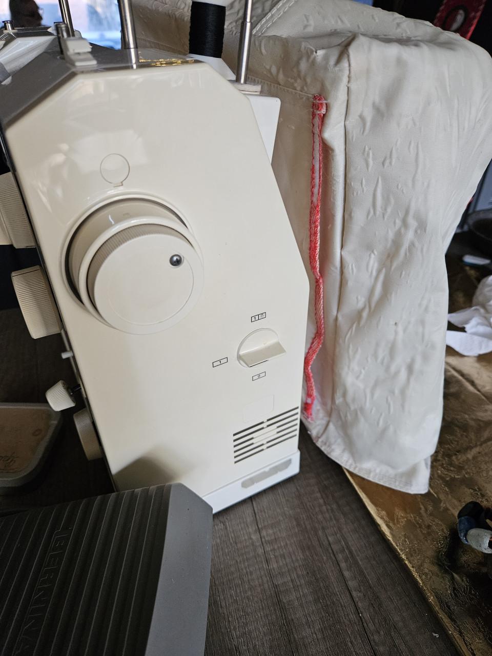 Mooie werkende Bernina 1000 special naaimachine groot pedaal