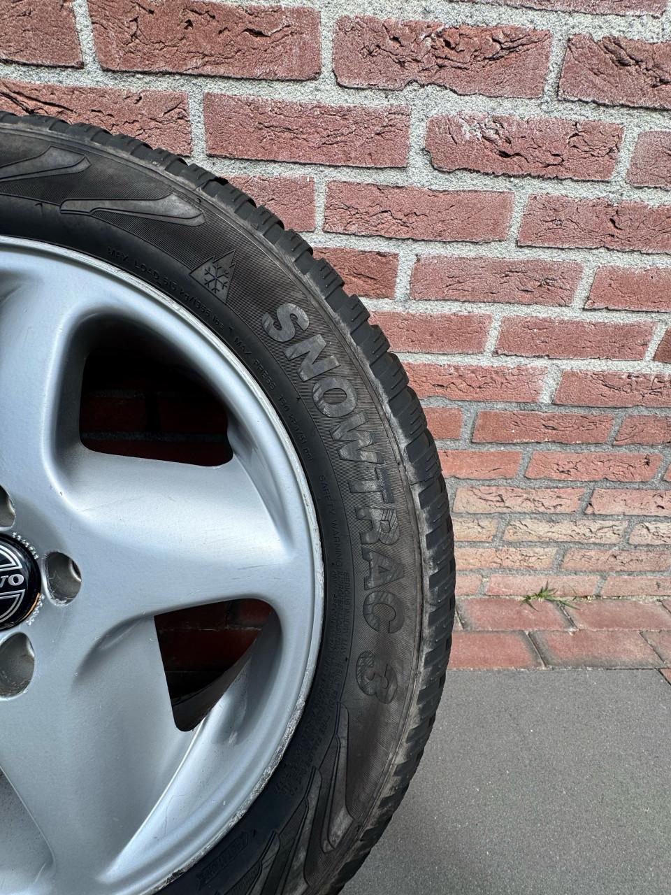 Volvo 16 inch winterbanden met velgen 4 stuks
