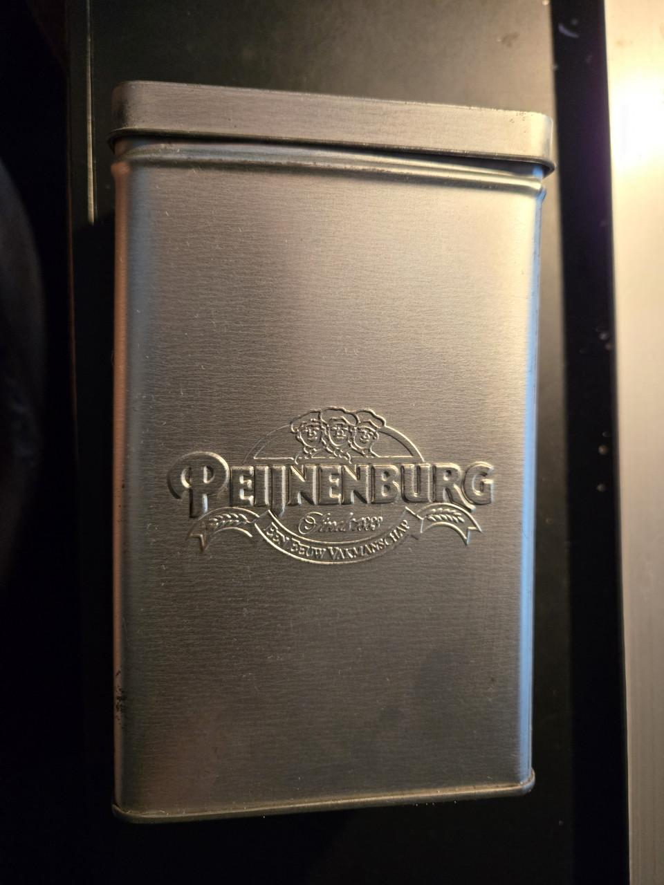 Vintage metalen bewaarblik van het Nederlandse merk Peijnenburg.