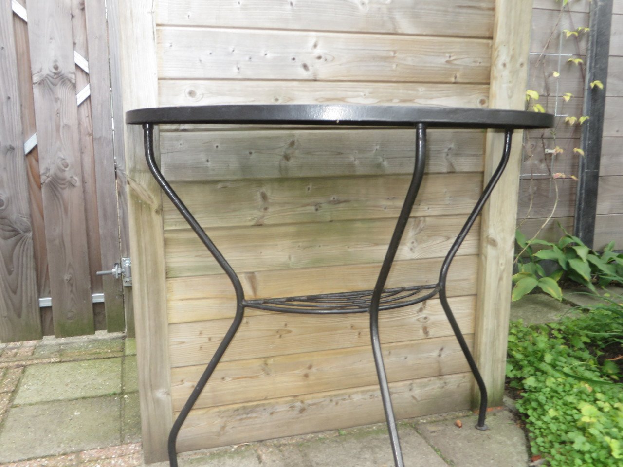 Halfronde metalen tuintafel