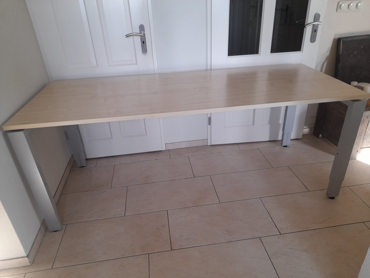 Bureau 80 x 200 (in hoogte verstelbaar van  62/82 cm) in goede staat!