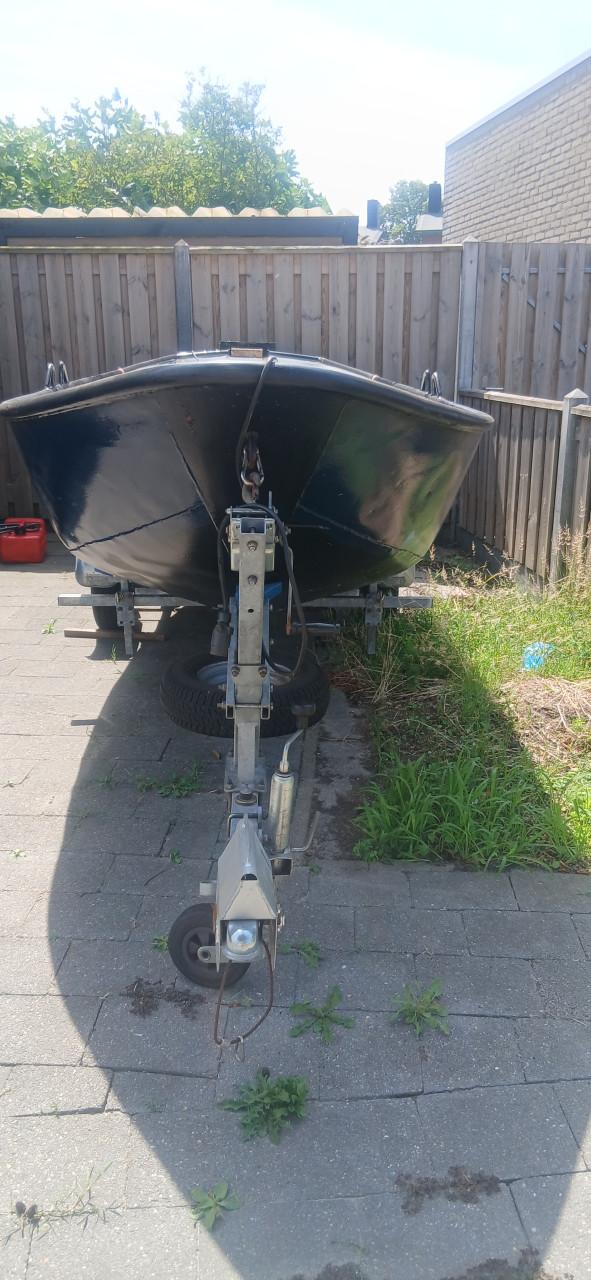 Sloep, stalen vlet met trailer