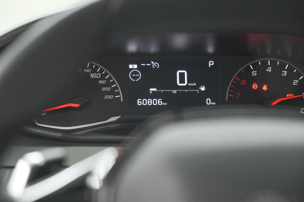 Peugeot 2008 puretech 130 eat8 active | parkeersensoren | navigatie | apple