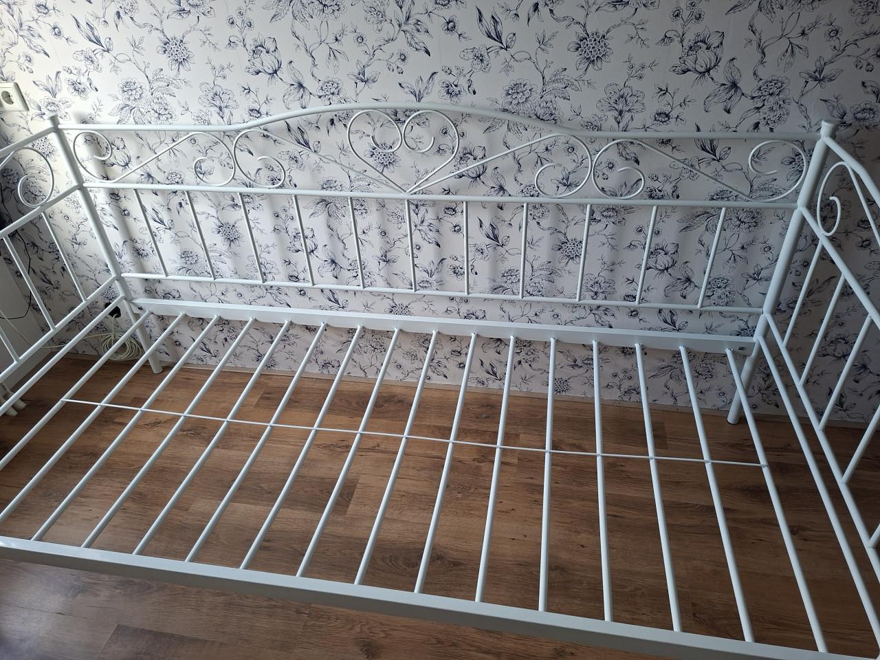 Wit metalen bedbank met zijkant