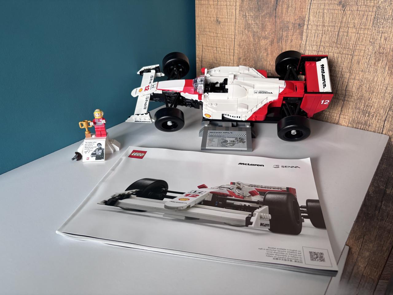 LEGO Icons 10330 - McLaren MP4/4 en Ayrton Senna
