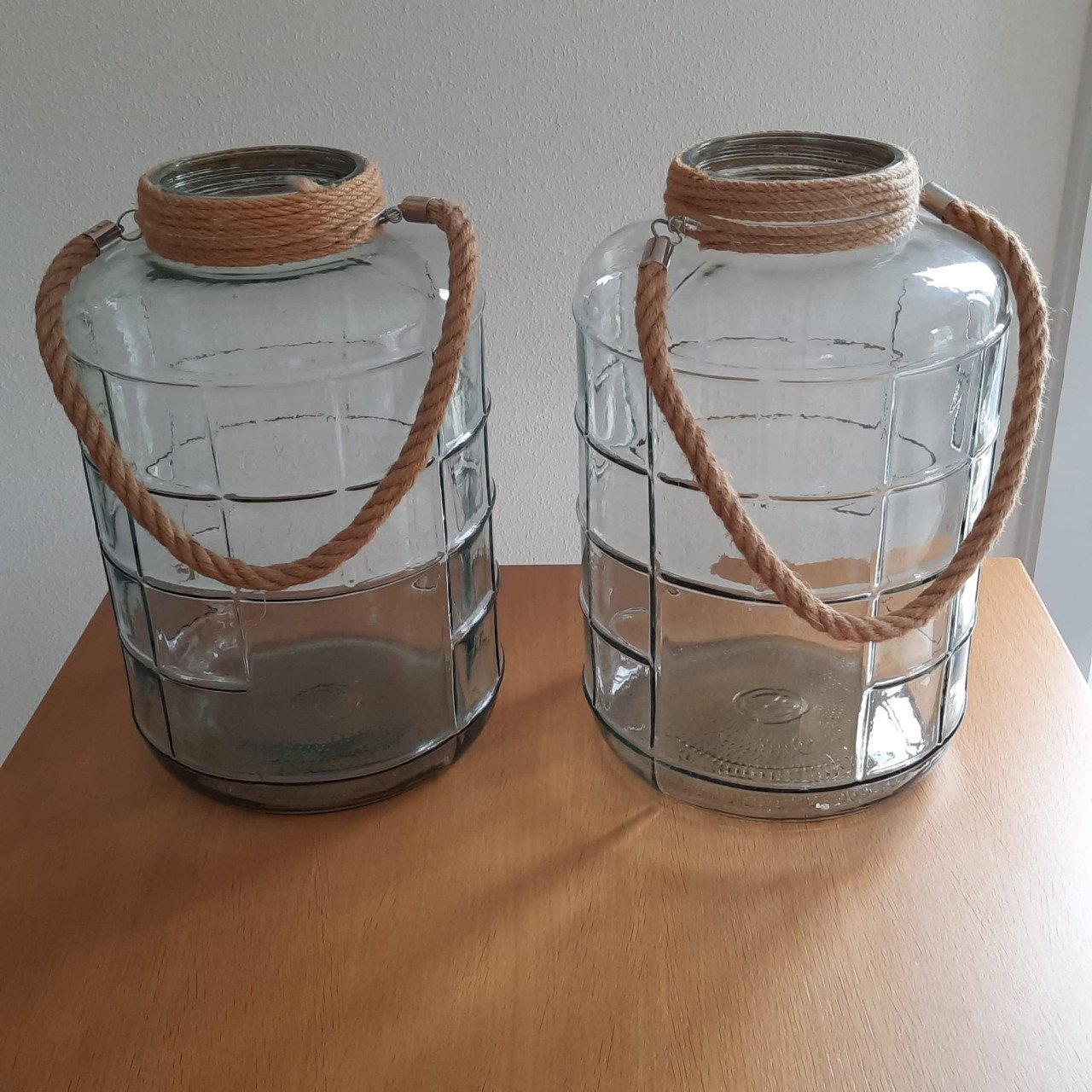 Te koop: Glaspot van zwaar glas met dik touw