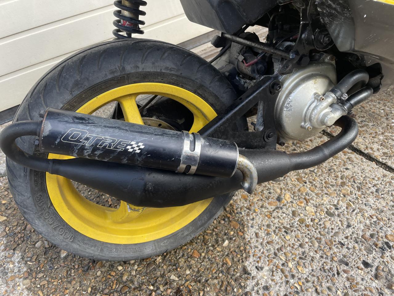 Yamaha scooter met werk