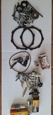 Diverse brommeronderdelen: bougies, contactpunten, etc.