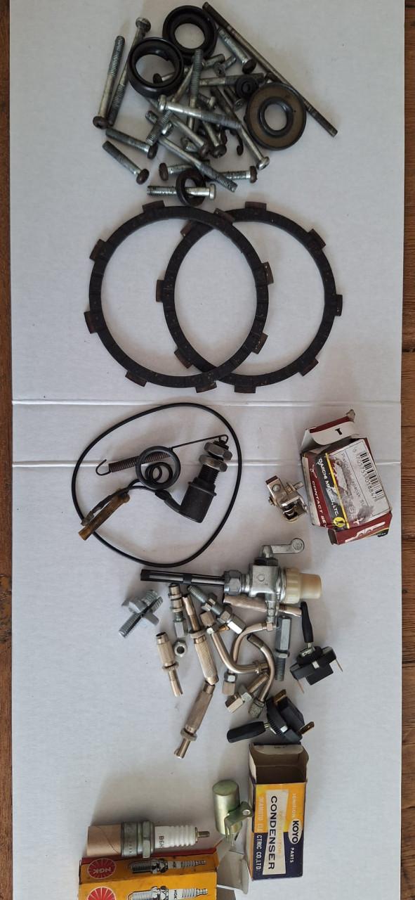 Diverse brommeronderdelen: bougies, contactpunten, etc.