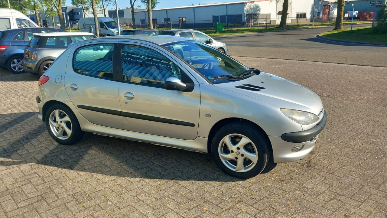 Peugeot 206 1.4 16v Gentry 5deurs bj:2004 airco navigatie apk 5-2026 !!!!