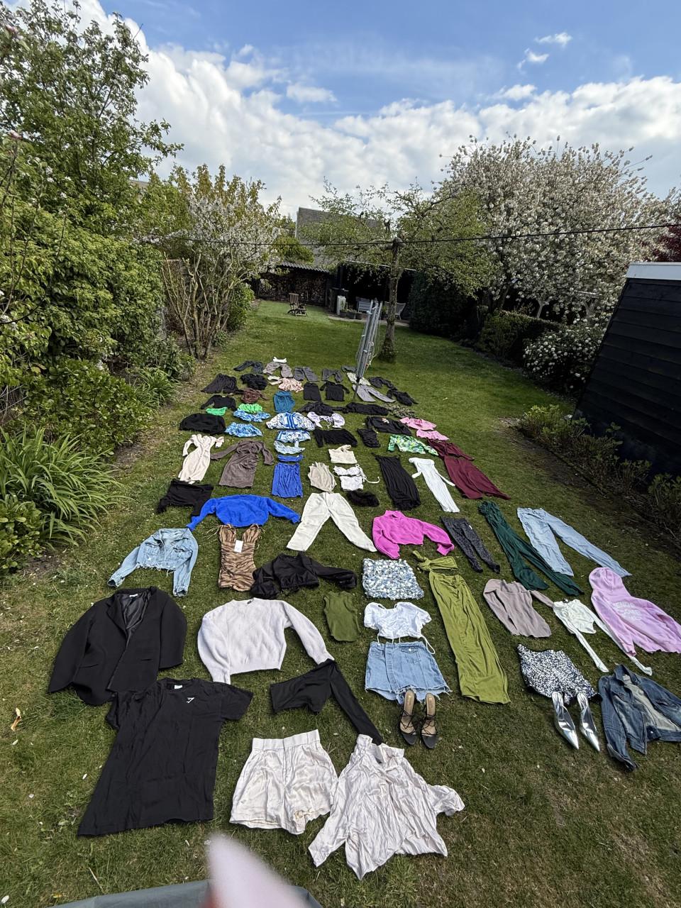 Pakket dames/ meisjes kleding ongeveer 90/100 stuks