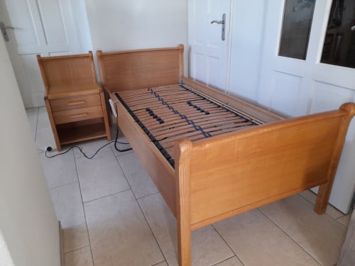 Elektrisch verstelbaar senioren bed 90 x 200( in goede staat) + nachtkastje
