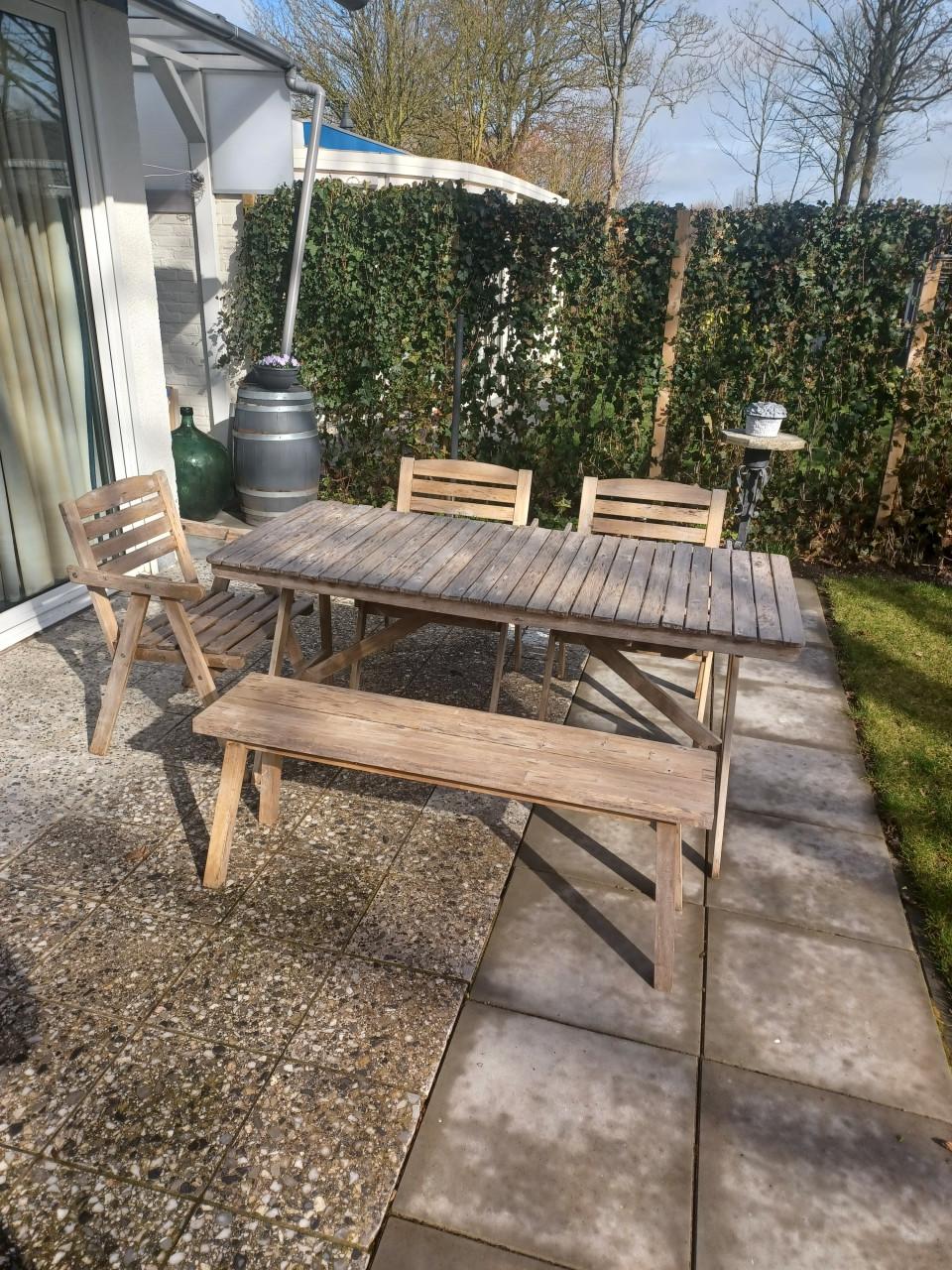 Tuinset,  tafel + 3 stoelen + bankje