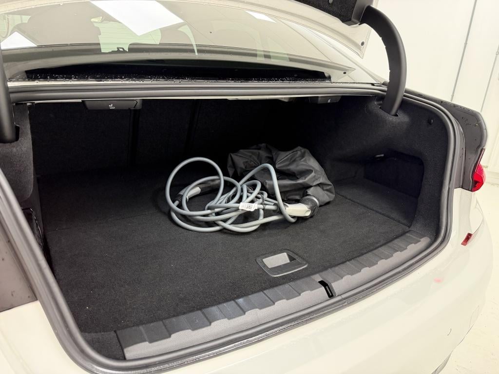 BMW 3-serie 330e m-sport | schuif/kanteldak | trekhaak | 360 camera |