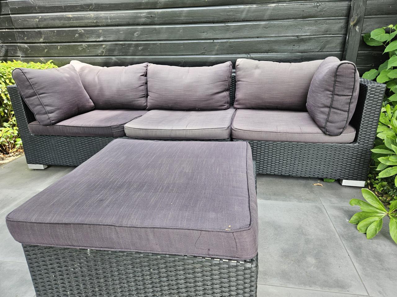 Te koop wicker loungebank met hocker.