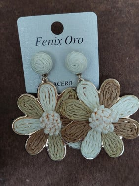 Nieuwe oorbellen beige tinten bloem