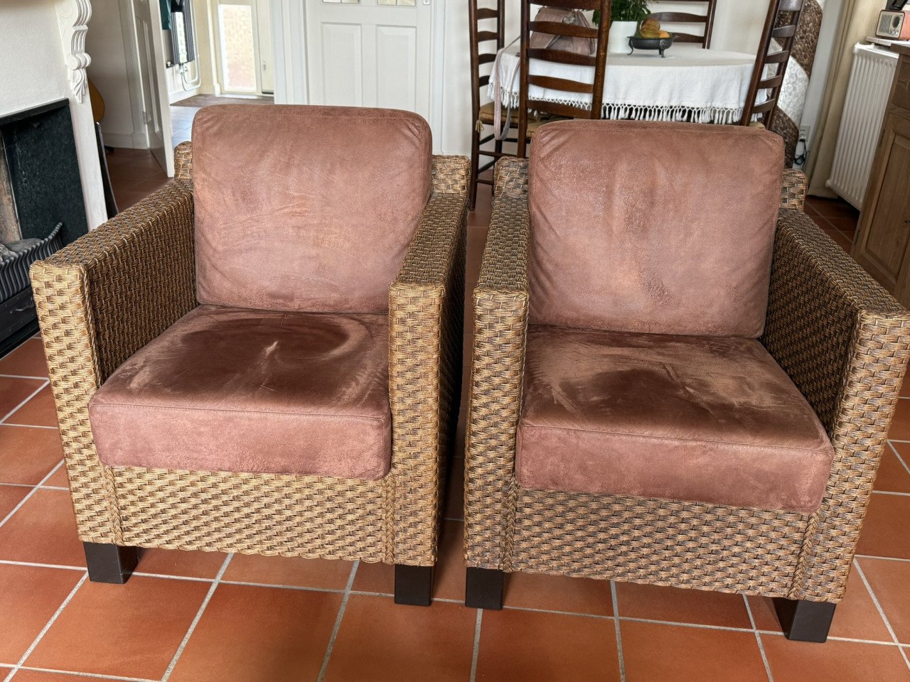 Te koop aangeboden: zithoek bestaande uit 2 stoelen, 1 bank en salontafel