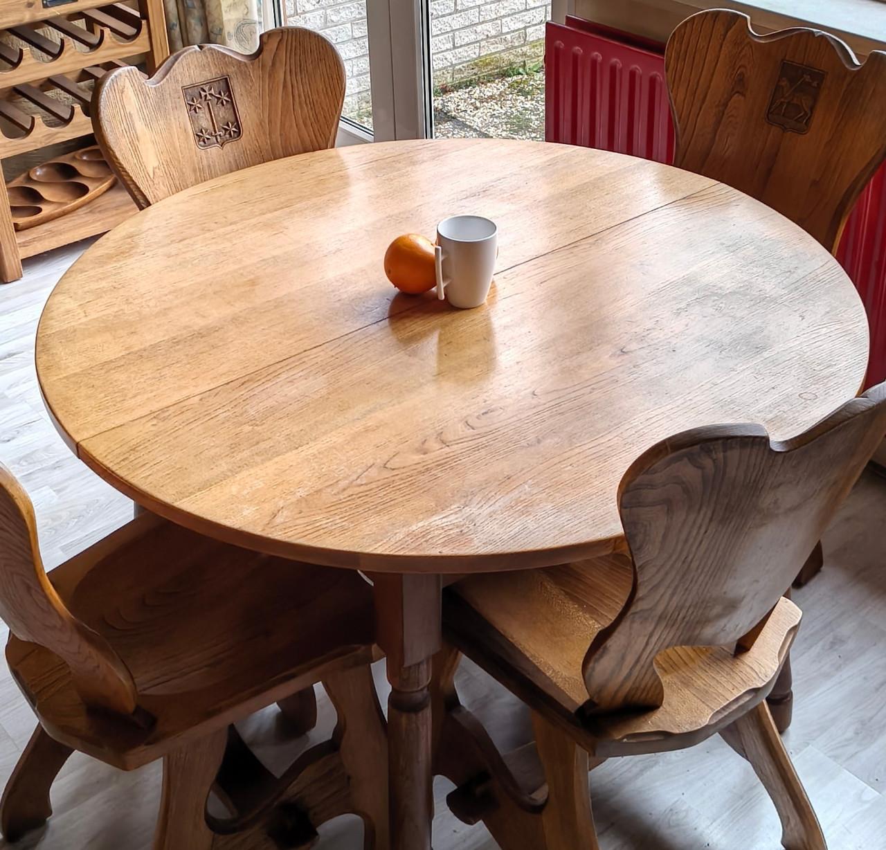 Eikenhouten eethoek, ongeveer 75 jaar oud.