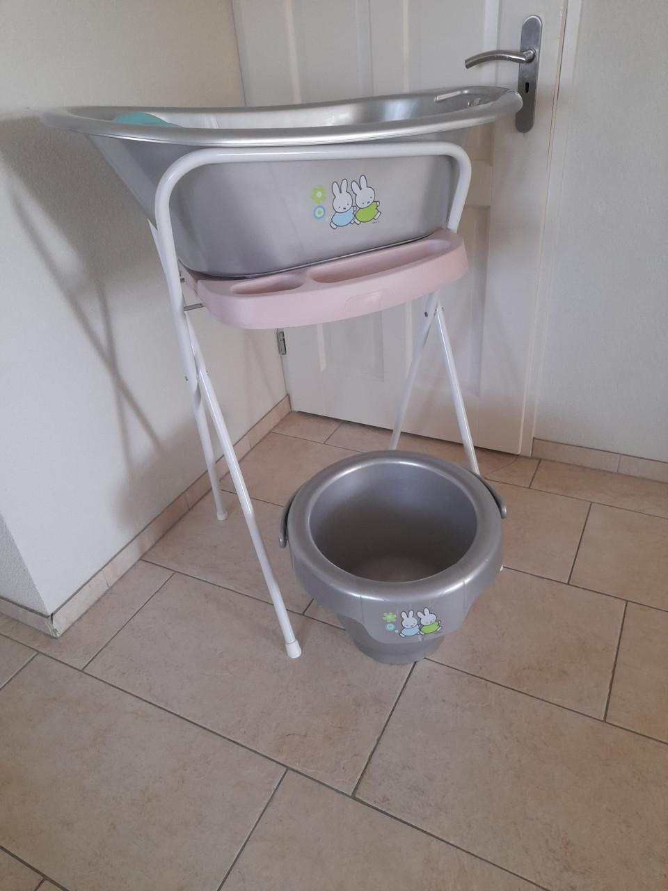 Bad +standaard + inzet + tummietub  (in goede nette staat )