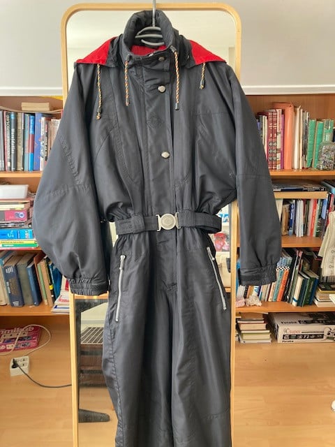 Complete ski-outfit: ski's, stokken, schoenen, handschoenen, skipak