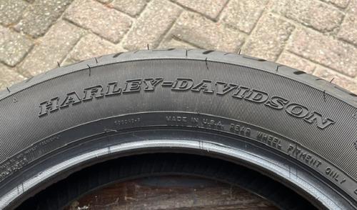 Harley  Davidson  achterband  goed profiel  +/- 875 KM mee gereden