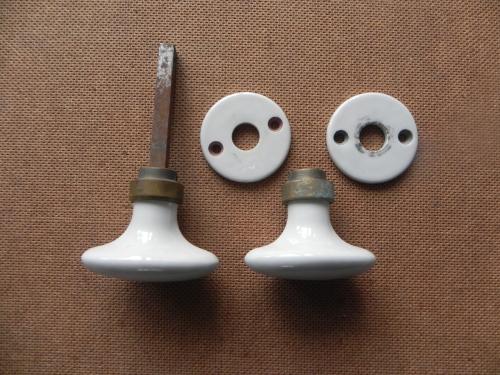 Set porceleine deurknoppen met rozet