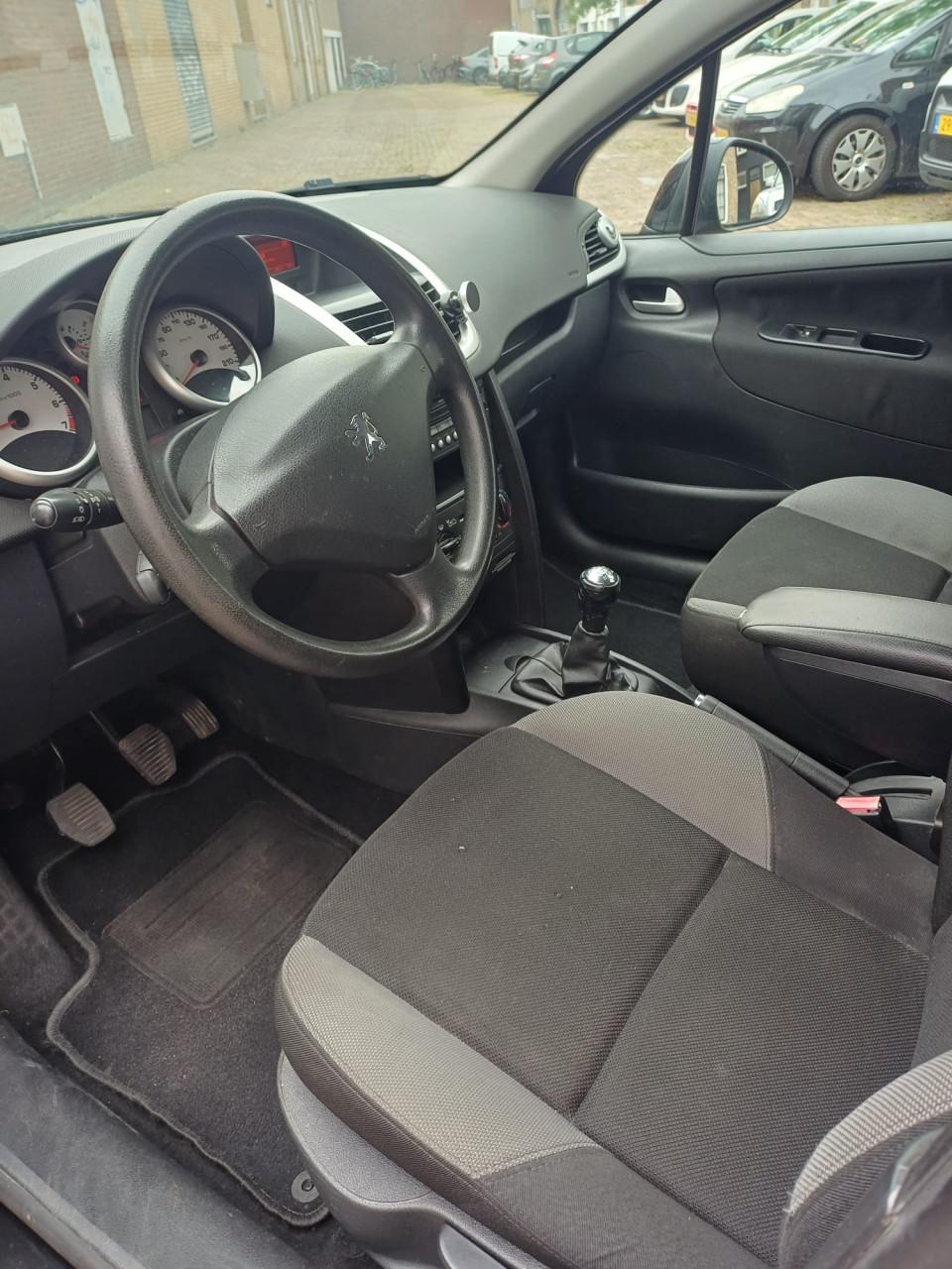 Te koop zwarte peugeot 207