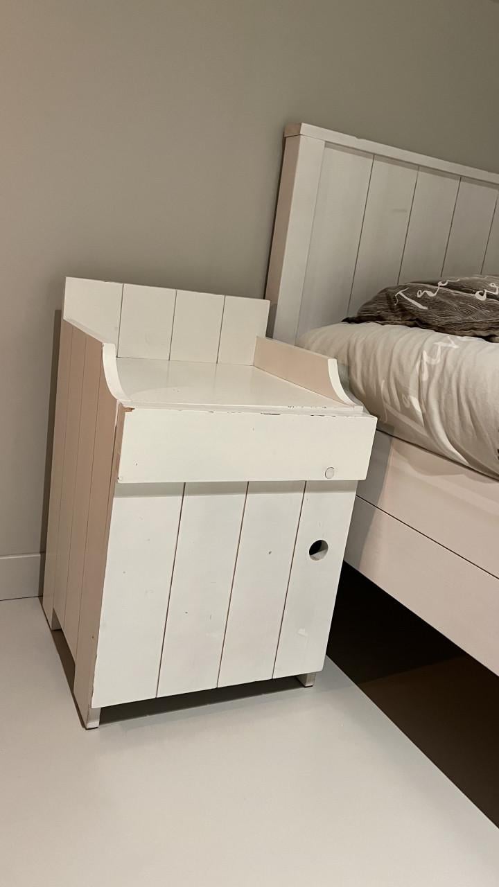 Ledikant / bed met nachtkastje Bopita