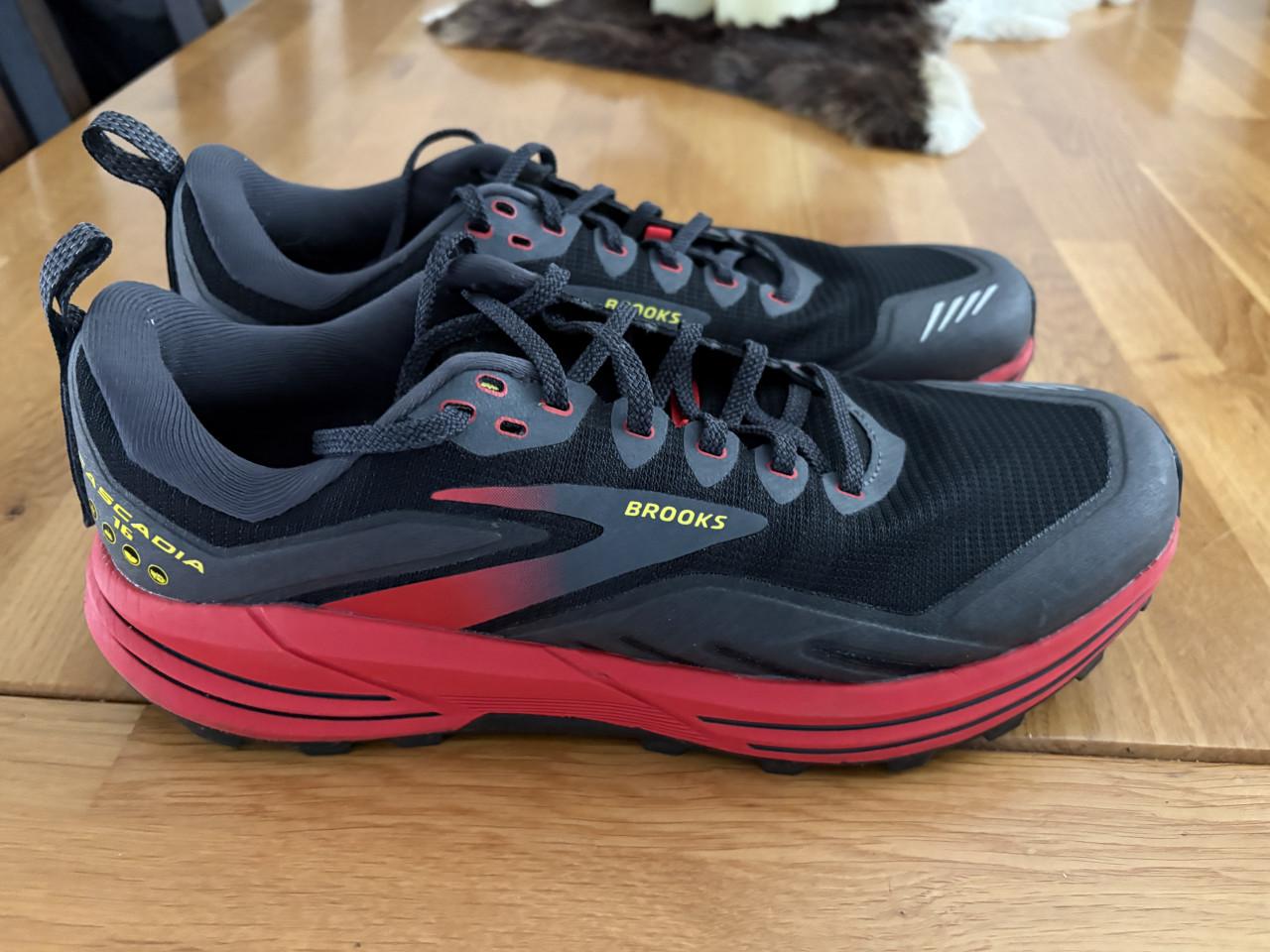 Trailschoenen Brooks Cascadia 16  Maat 44,5