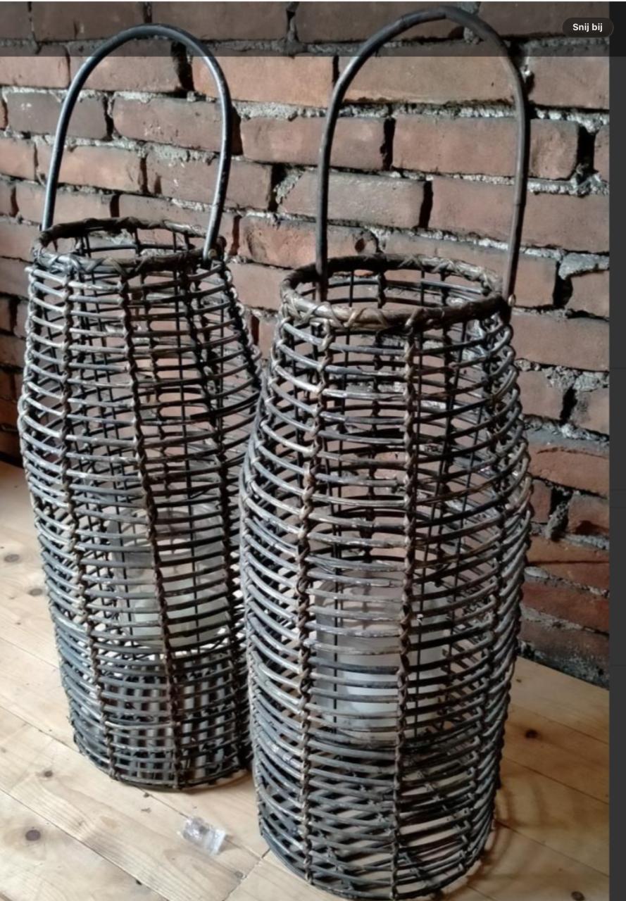 2 stuks gevlochten rieten windlichten 55 cm hoog