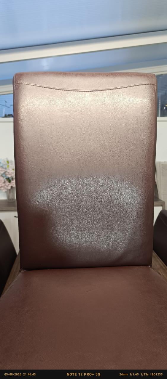 Tafel met 8 goede stoelen