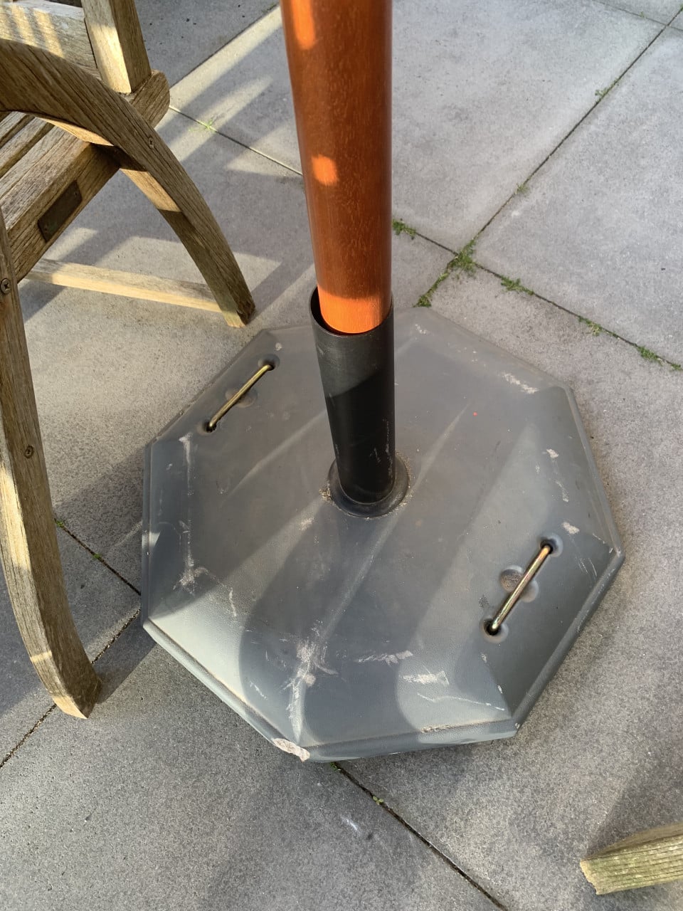 Nieuwe achthoekige stokparasol groene kleur. Met betonnen voet