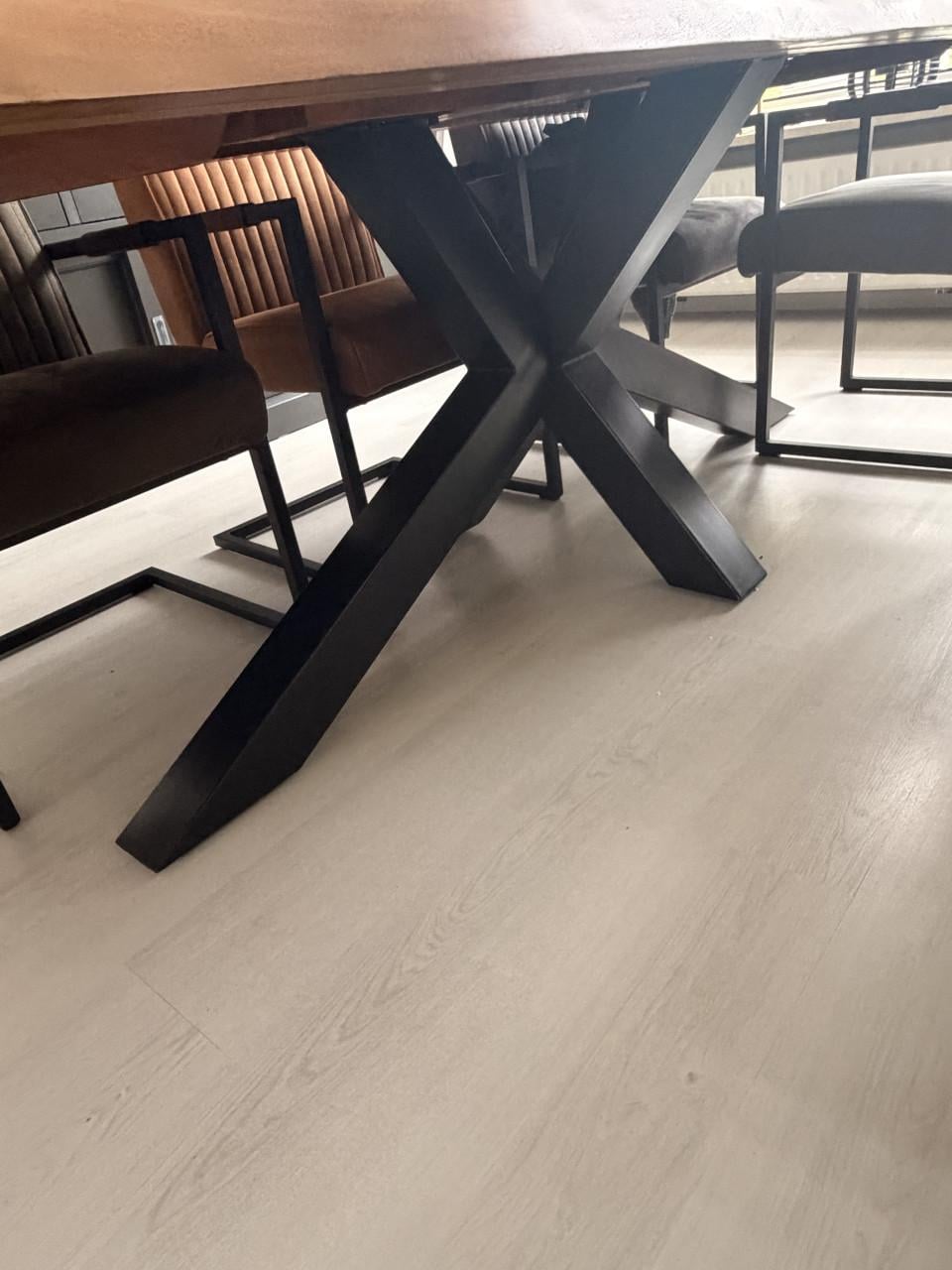 Tafel met stoelen