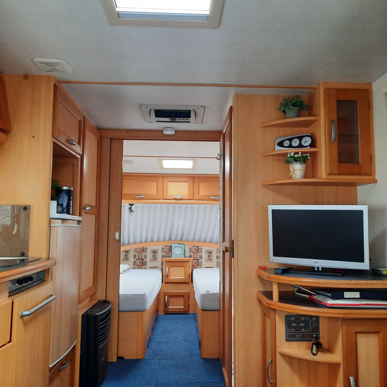 LMC 560 Dominant met voortent, mover en airco (lengtebedden)