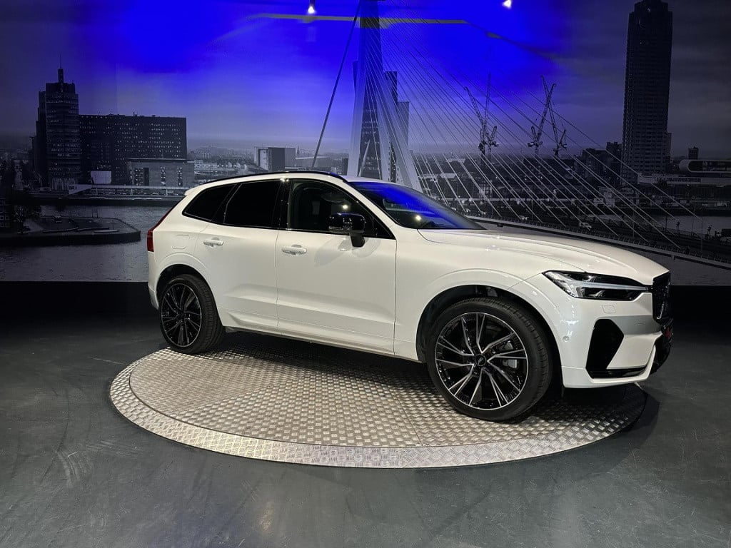 Volvo XC60 2.0 t6 plug-in hybrid awd plus dark *pano*hksound*leder*memory*