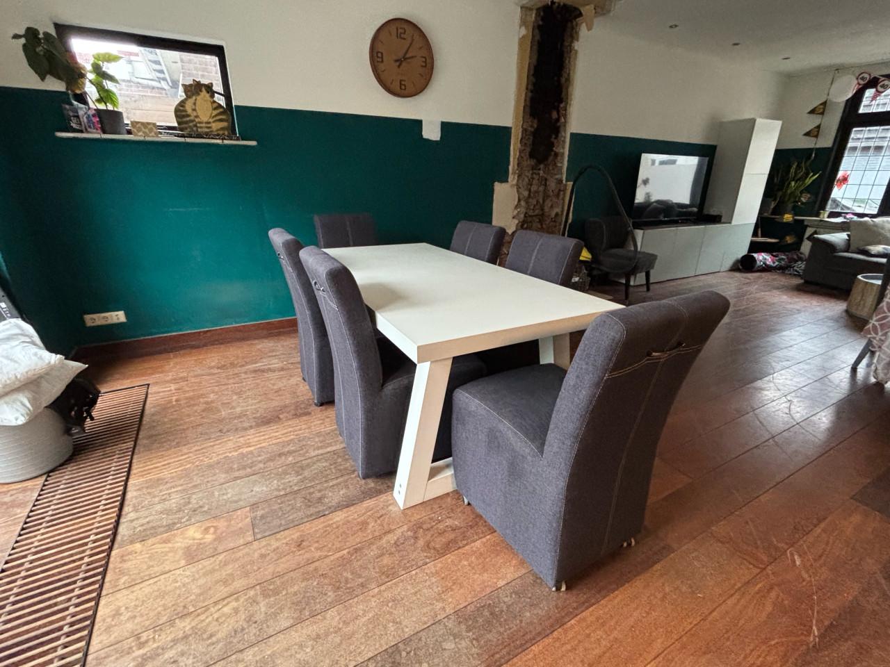 Grote tafel met 6 stoelen. evt apart
