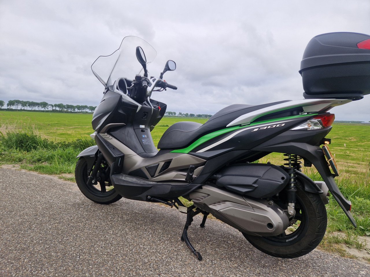 Kawasaki J300 (met ABS) motorscooter met topkoffer (inruil mogelijk)