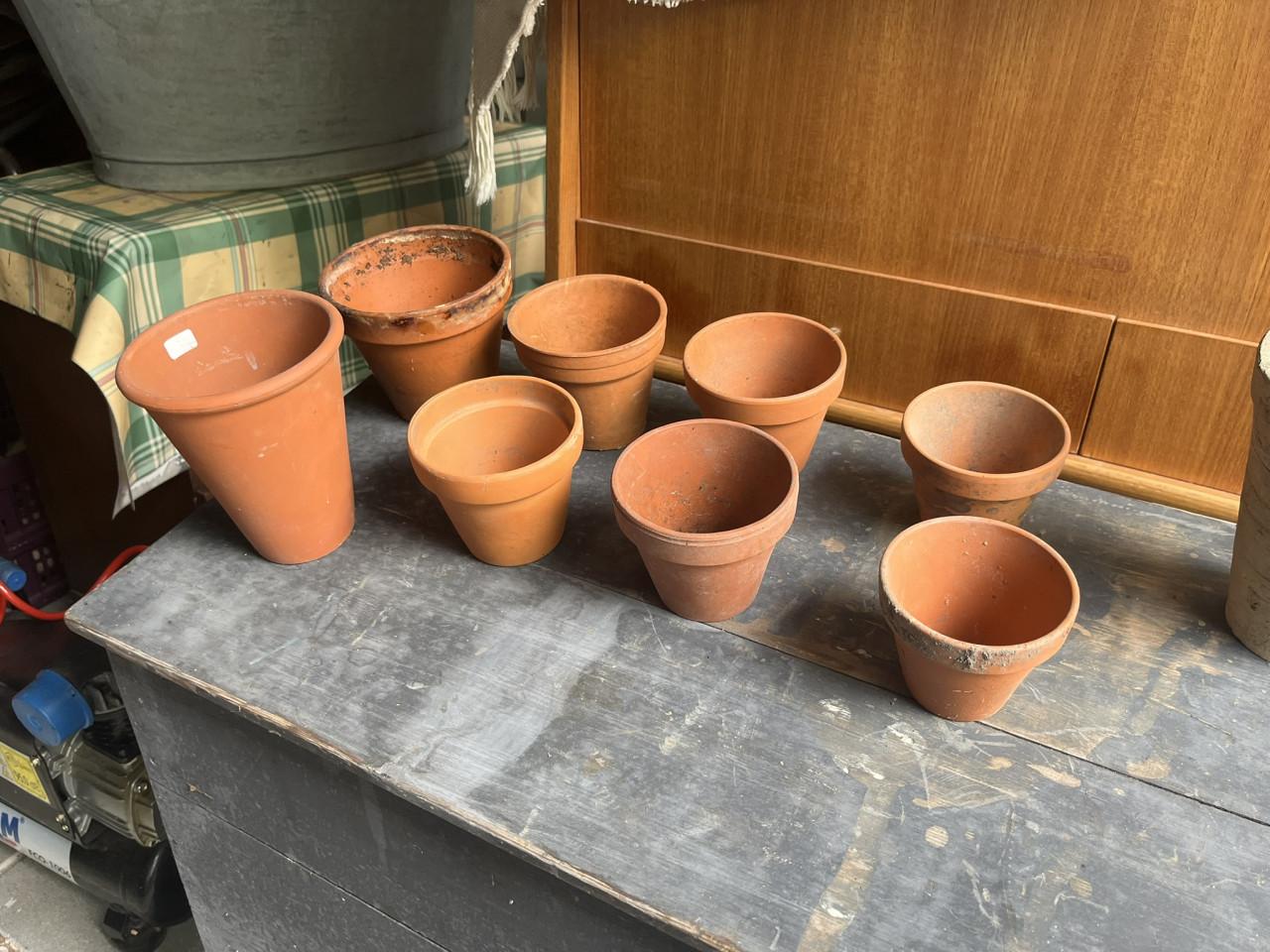 8 Tarracotta bloempotjes