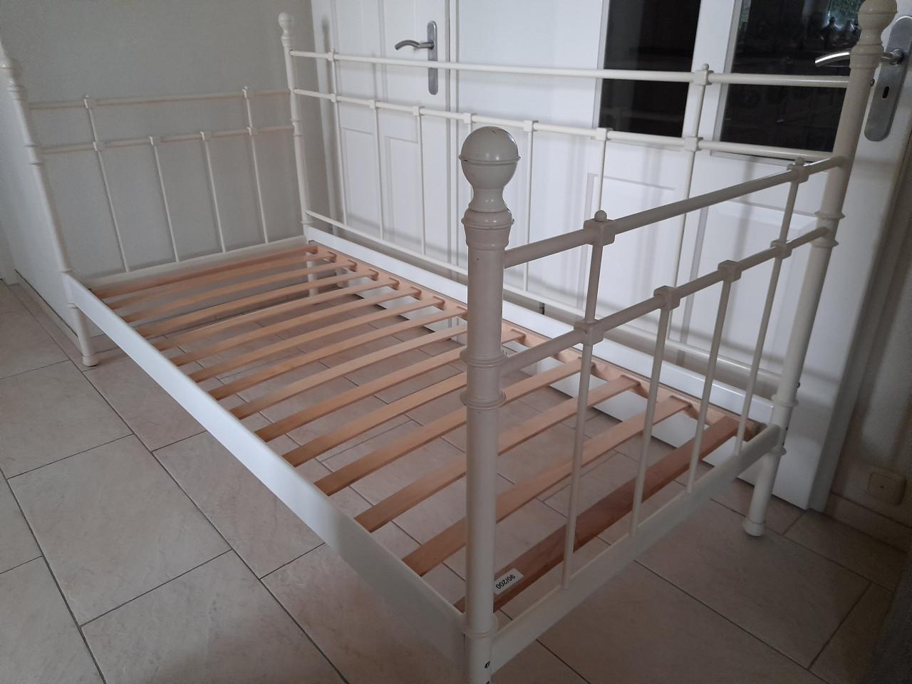 Metalen 1 persoons bed 90 x 200 (in goede staat )