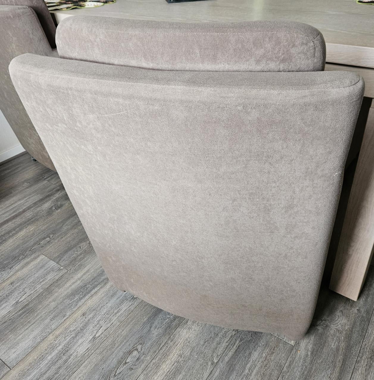 4 eetkamerstoelen op wieltjes Kleur taupe