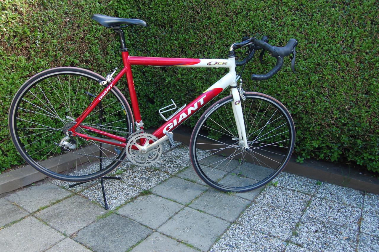 RACEFIETS - NIEUWE BANDEN  * * *