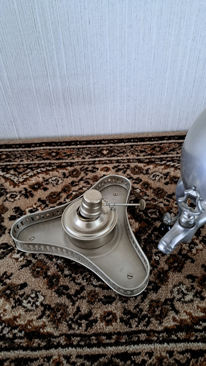 Tinnen oude koffiekan voor decoratie.