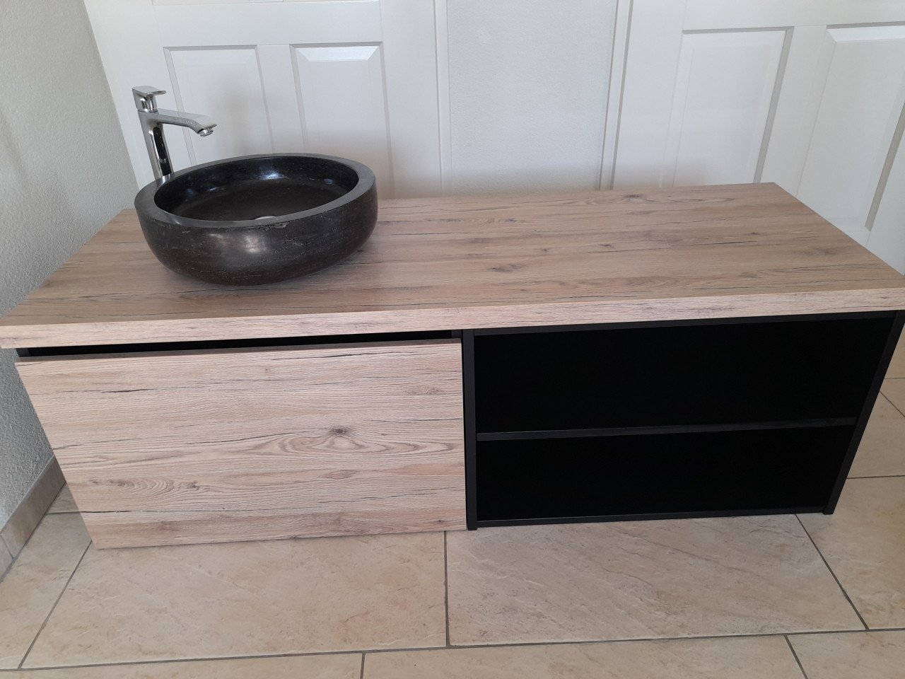 Badkamer meubel met waskom en kraan ( in goede nette  staat )