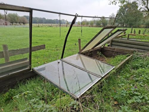 Eenruiters met  broeiopbouwkast en raamuitzetters