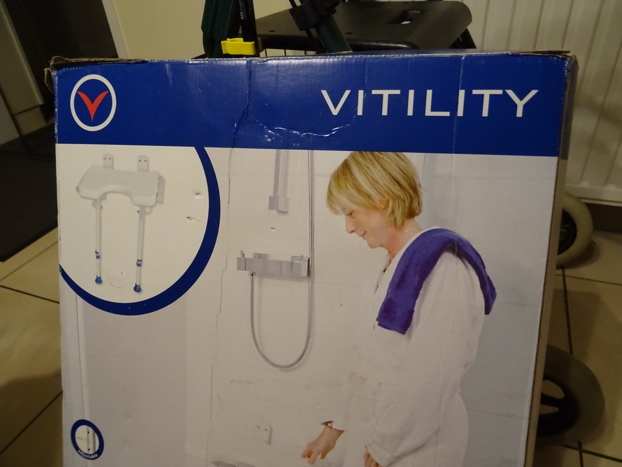TE KOOP BADSTOELTJE VOOR AAN DE MUUR  [NIEUW ]