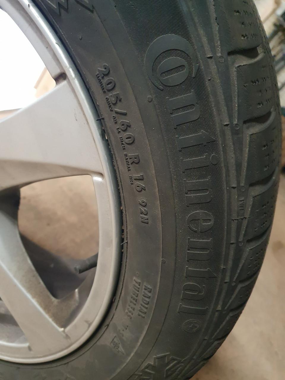 Set winterbanden op Volvo velgen