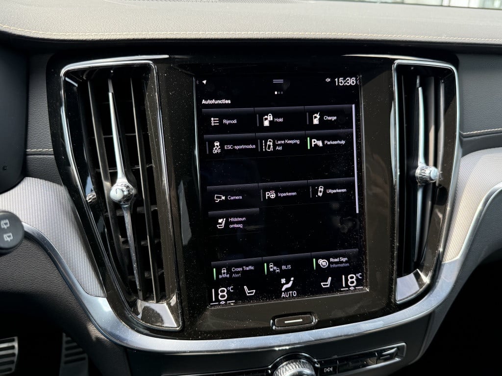Volvo V60 t6 340pk recharge r-design| panodak| adap.cruise| 360 camera