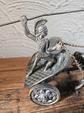 Decoratieve Romeinse Strijdwagen met Krijger en Paarden