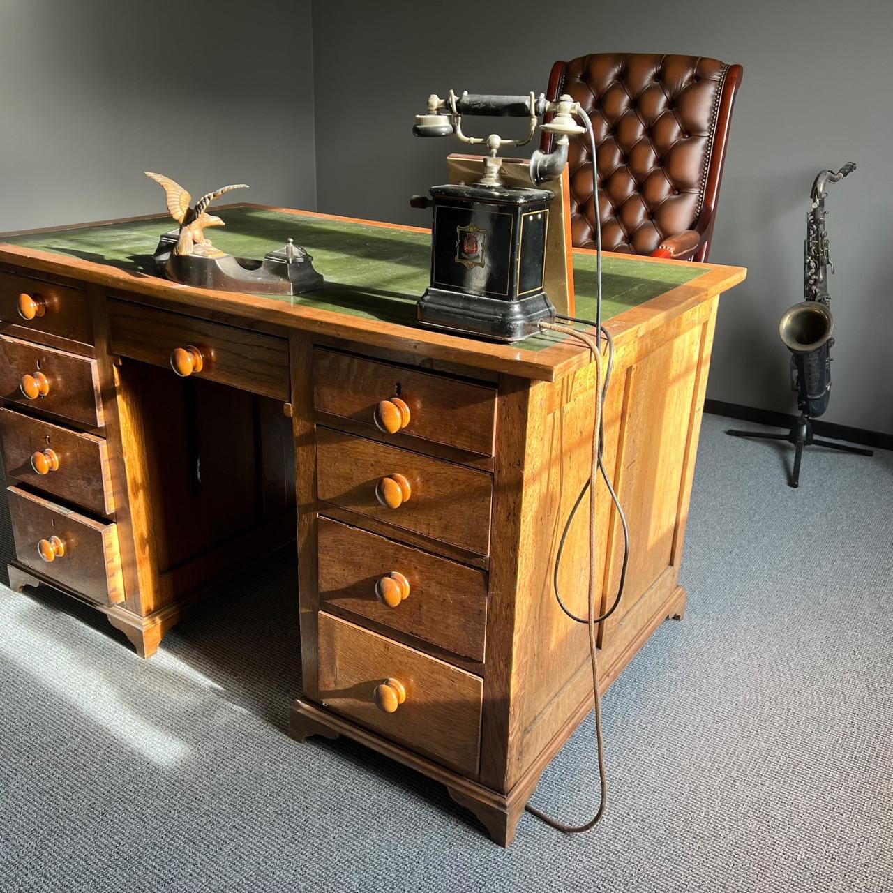 Klassiek partnerbureau en stoel